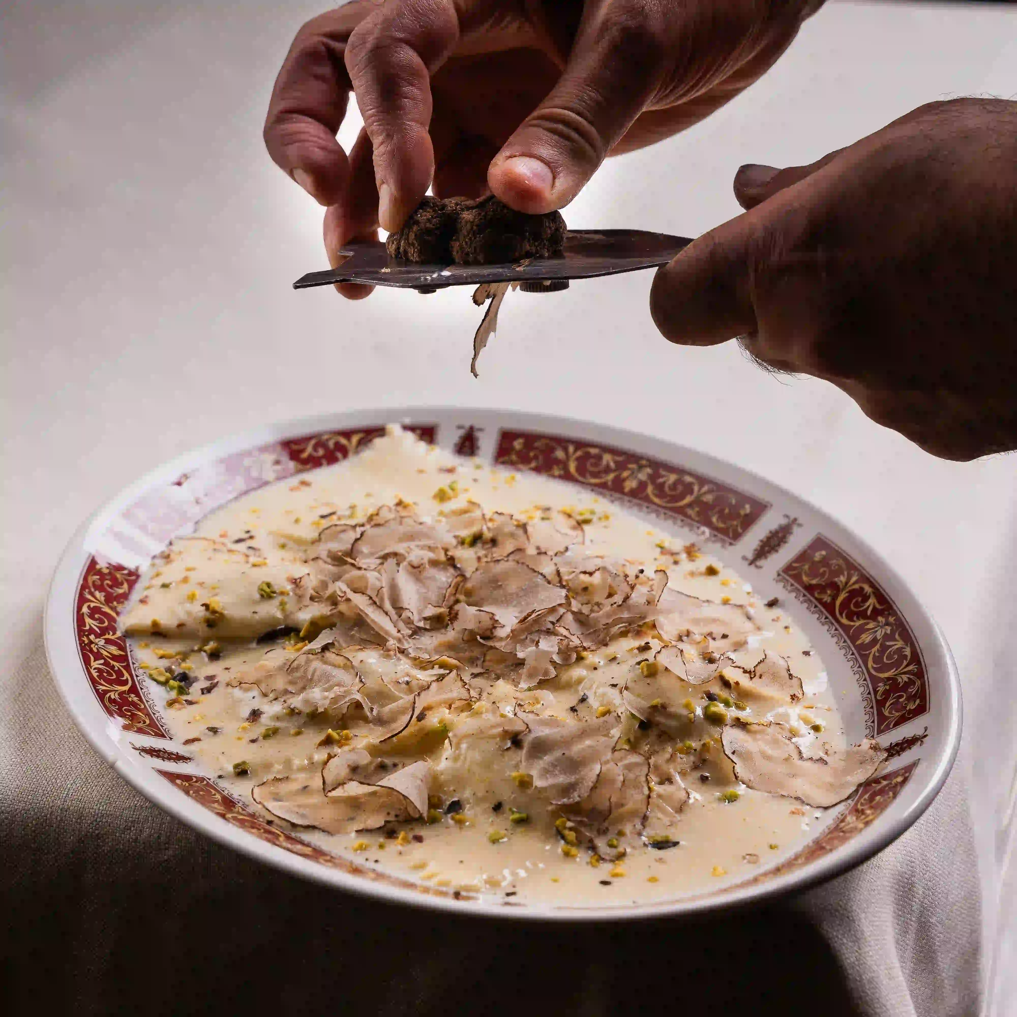 Tortellacci al tartufo con fonduta di parmigiano e granella di pistacchio di Bronte